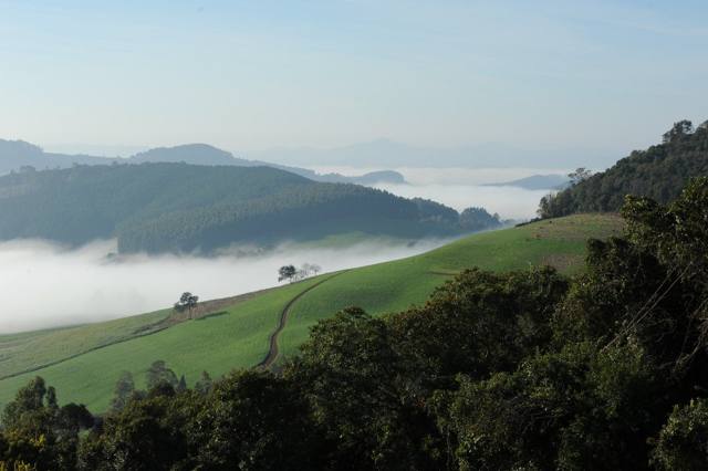 Vale do Taquari ao amanhecer, com névoa entre os morros
